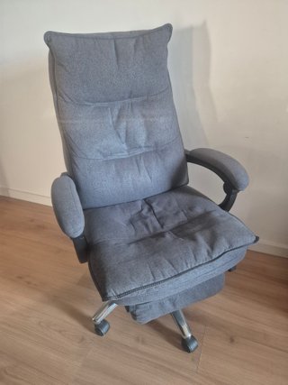 Silla de oficina reclinable gris muy comoda