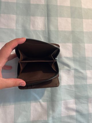 Monedero marrón con tachuelas plateadas