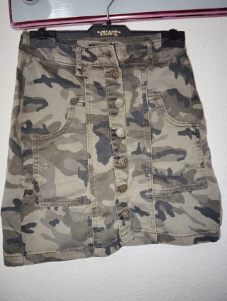 Falda camuflaje Stradivarius