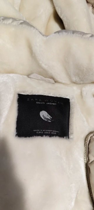 Chaqueta beige y blanca acolchada Las dos por 35€