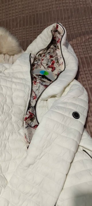 Chaqueta beige y blanca acolchada Las dos por 35€