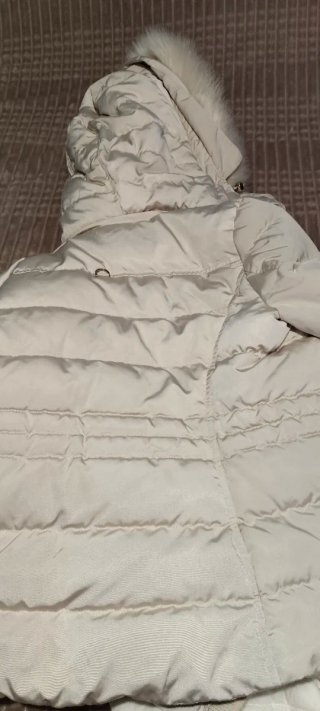 Chaqueta beige y blanca acolchada Las dos por 35€