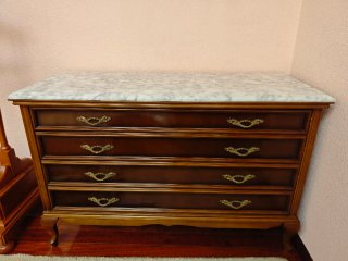 Habitación de madera y mármol