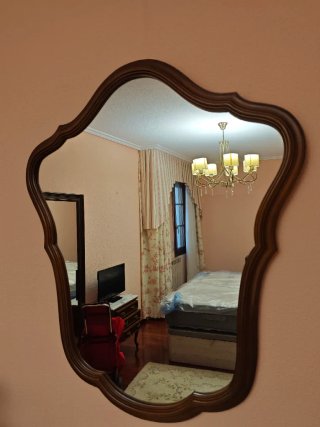Habitación de madera y mármol