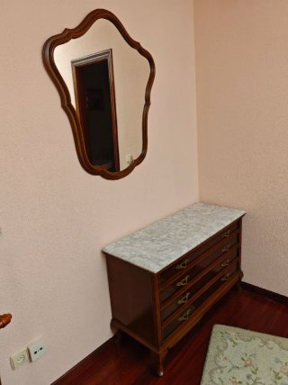Habitación de madera y mármol