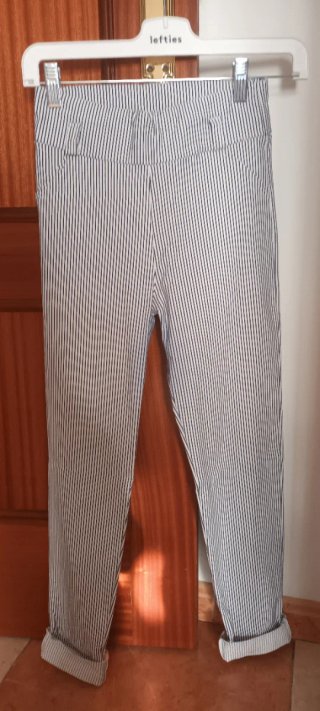 Pantalón largo blanco con rayas azules de verano.