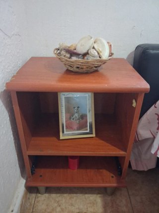 Mueble de madera con cesta