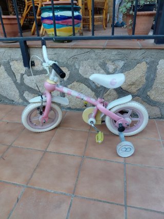 Bicicleta infantil rosa con ruedines