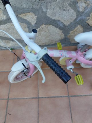 Bicicleta infantil rosa con ruedines