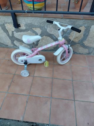 Bicicleta infantil rosa con ruedines