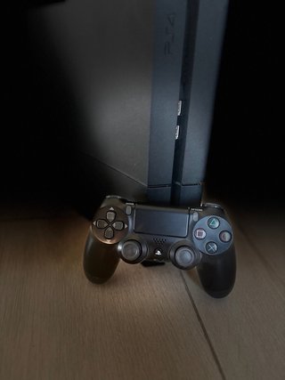 PS4 (PlayStation 4) Negra con 1 jostick.