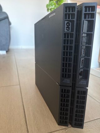 PS4 (PlayStation 4) Negra con 1 jostick.