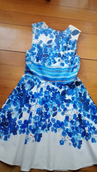Vestido Karen Millen floral azul y blanco