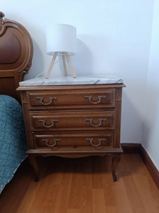 Conjunto vintage mesitas y cómoda