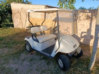 Carrito de golf EZGO blanco