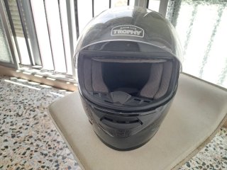 Casco de moto negro y guantes.