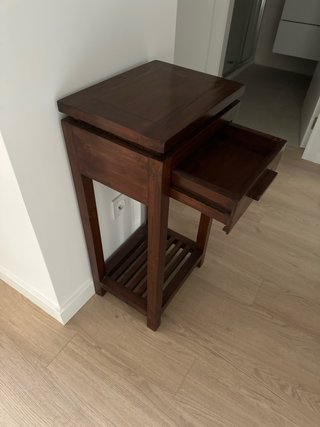 Mesita auxiliar de madera oscura. Marca Banak