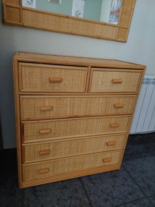 Cómoda de ratán con espejo