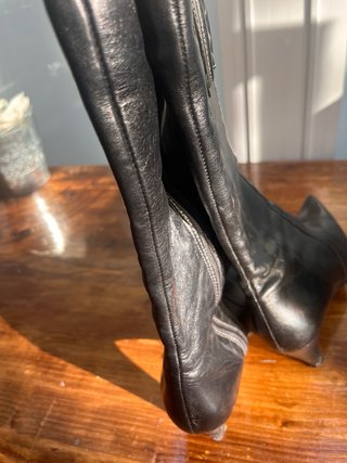 Botas altas de cuero negras con lazo