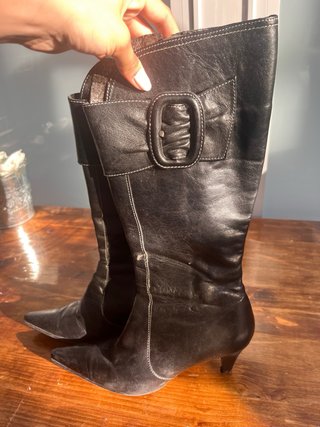 Botas altas de cuero negras con lazo