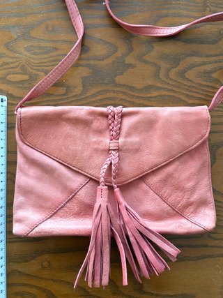 Bolso de piel rosa con flecos