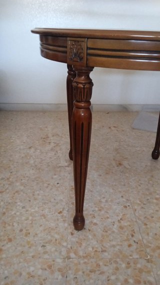 Mesa de salón redonda de madera