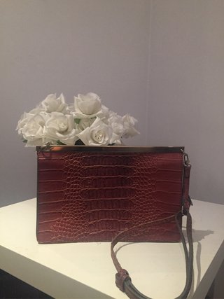 Bolso Stradivarius efecto piel cocodrilo