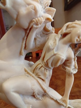 Figura mitológica de resina