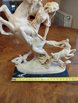 Figura mitológica de resina