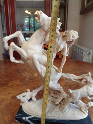 Figura mitológica de resina
