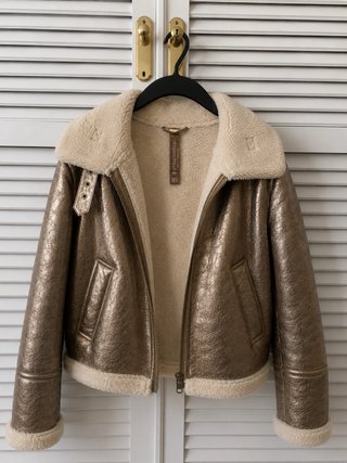 Abrigo Stradivarius dorado efecto piel
