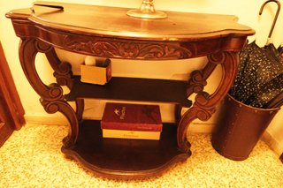 Consola antigua de madera tallada