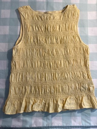 Blusa amarilla fruncida sin mangas