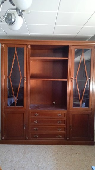 Mueble de madera con vitrina y cajones