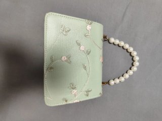 Bolso de mano bordado con perlas