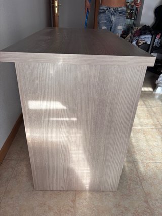 Mesa mueble de diseño de madera.