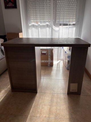 Mesa mueble de diseño de madera.
