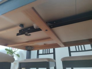 Mesa de comedor con 6 sillas oscuras