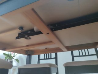 Mesa de comedor con 6 sillas oscuras