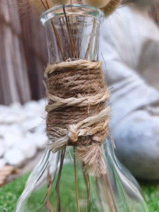 Vaso di vetro con corda di iuta