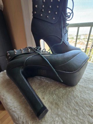 Botines modernos con tachuelas