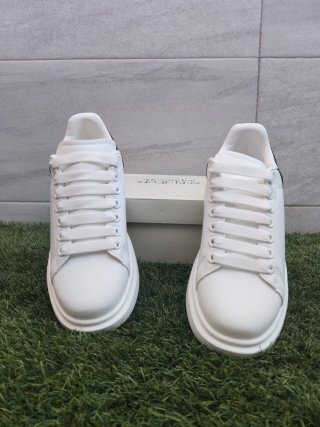 Zapatillas Blancas y Negras