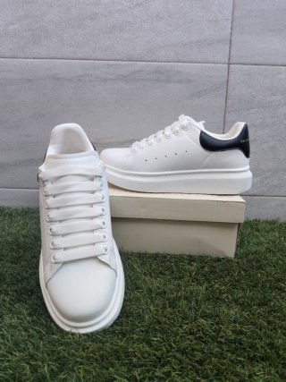 Zapatillas Blancas y Negras