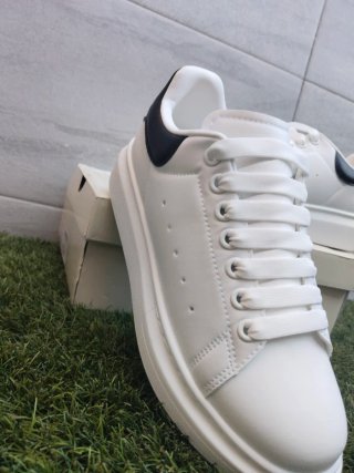 Zapatillas Blancas y Negras