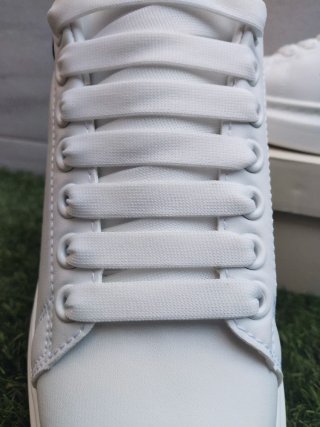 Zapatillas Blancas y Negras