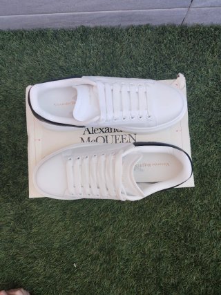 Zapatillas Blancas y Negras