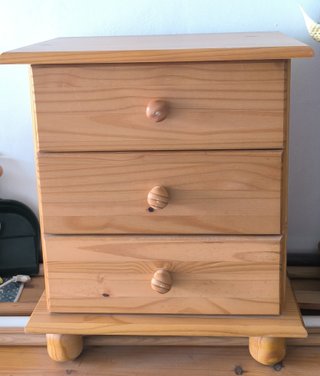 Mesita de noche de madera