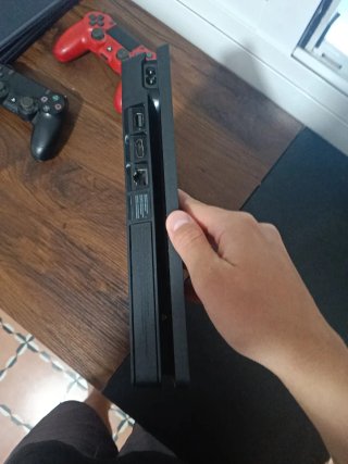 Consola PS4 + 2 Mandos (Negro y Rojo)