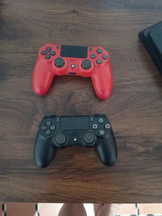 Consola PS4 + 2 Mandos (Negro y Rojo)