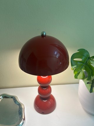 Lampada di design rossa